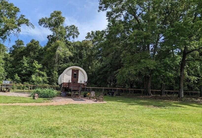 فندق Rooterville Animal Sanctuary