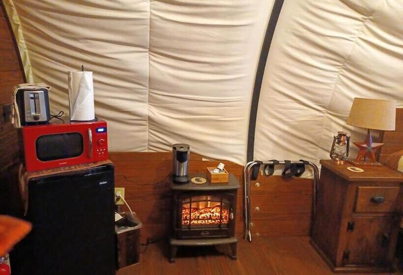 فندق Rooterville Animal Sanctuary