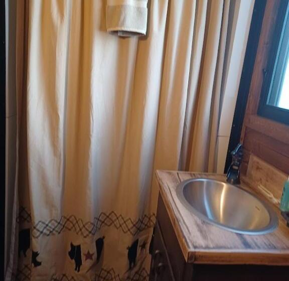 فندق Rooterville Animal Sanctuary