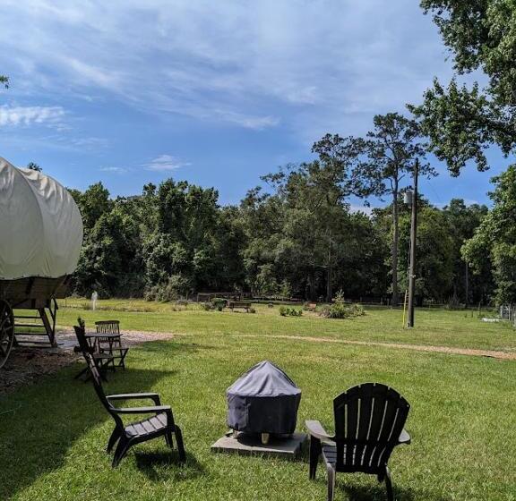 فندق Rooterville Animal Sanctuary