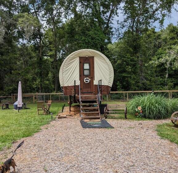 فندق Rooterville Animal Sanctuary