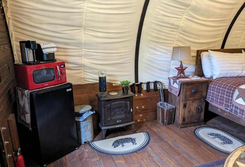 فندق Rooterville Animal Sanctuary