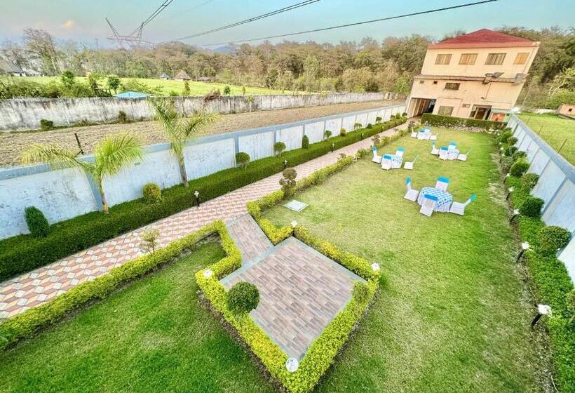 Отель Sumedha G Village Resort And Spa