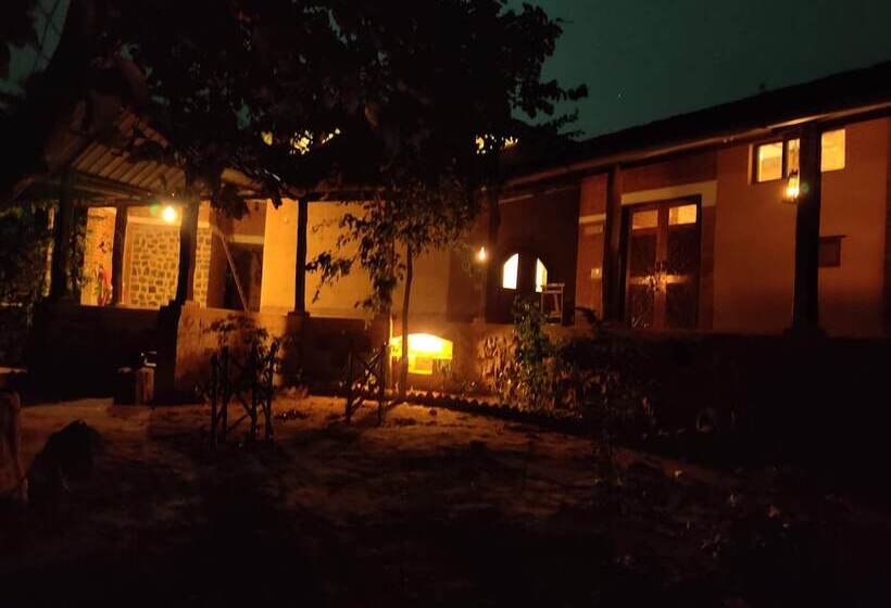 בית מלון כפרי Surwahi Social Ecoestate Kanha