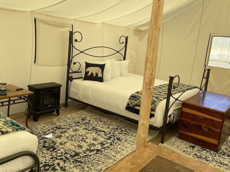 בית מלון כפרי Yellowstone Dreamin Camp