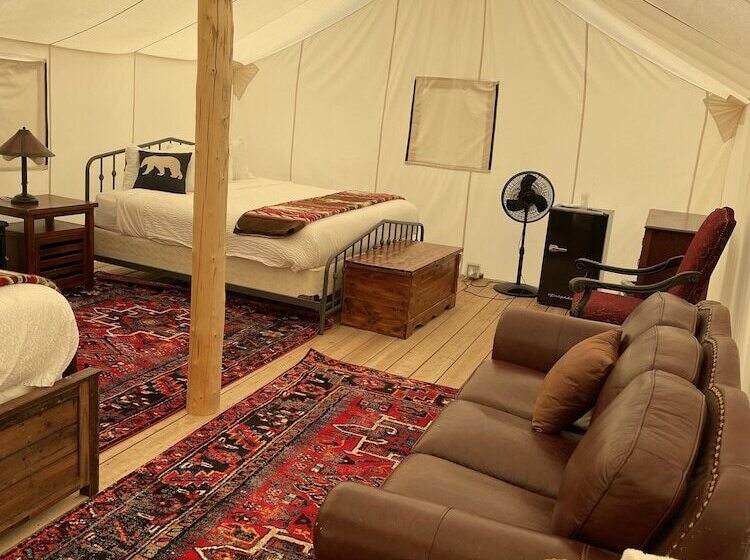 בית מלון כפרי Yellowstone Dreamin Camp