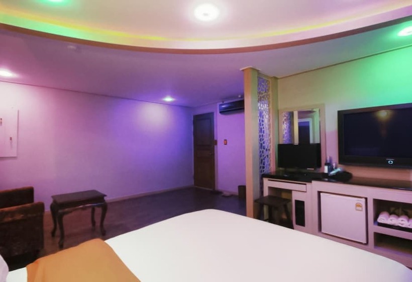 מוטל Andong Hotel Nine