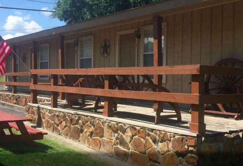 汽车旅馆  Maven S Inn & Grill