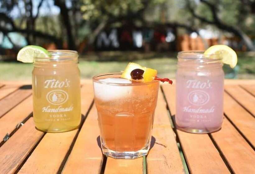 فندق على الطريق Maven S Inn & Grill