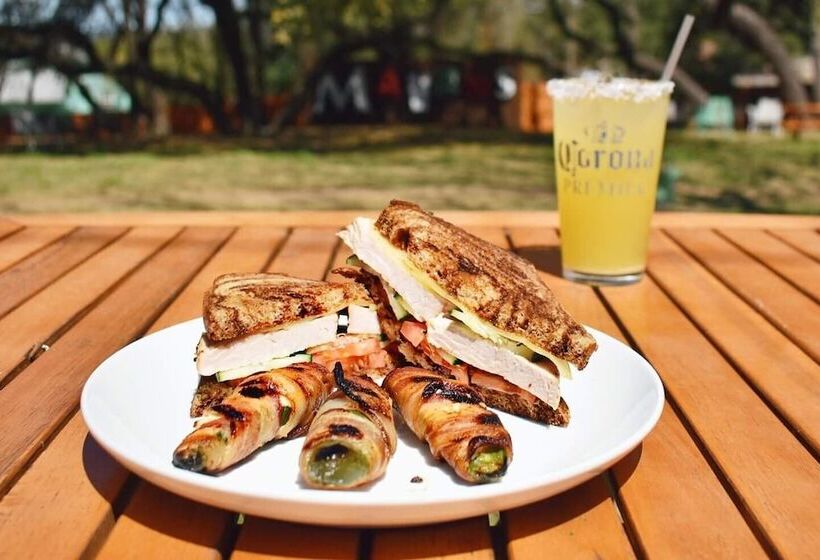 汽车旅馆  Maven S Inn & Grill