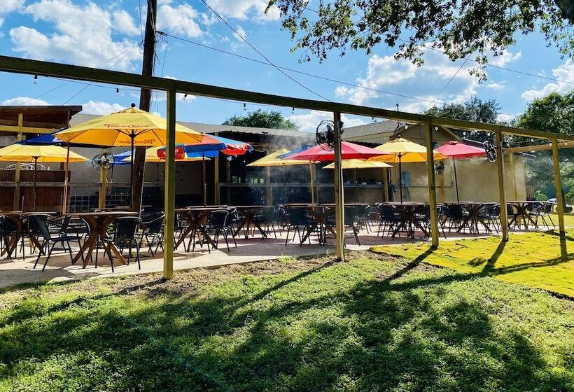 فندق على الطريق Maven S Inn & Grill