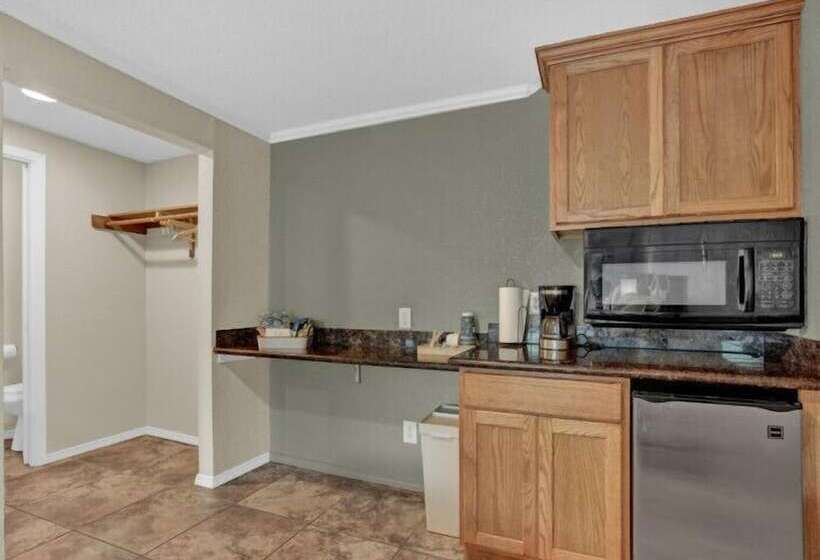 汽车旅馆  Maven S Inn & Grill