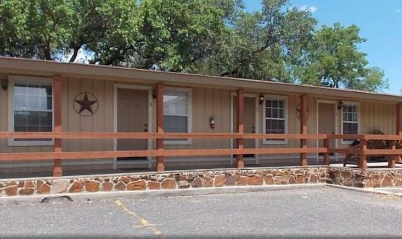 汽车旅馆  Maven S Inn & Grill