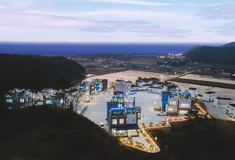 Pensió Taean Blueisland Pool Villa