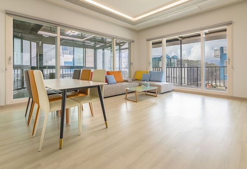 Pensió Taean Blueisland Pool Villa