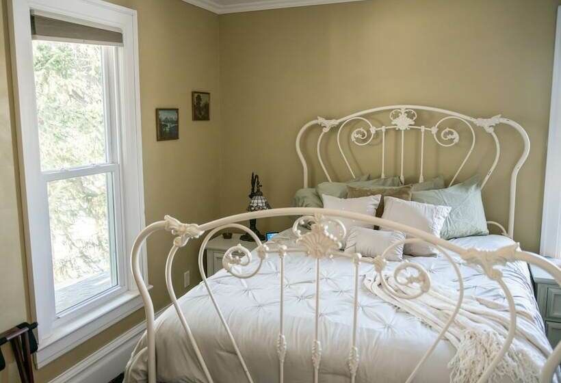 The Urstad House B&b