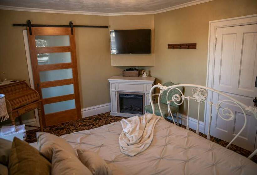 The Urstad House B&b