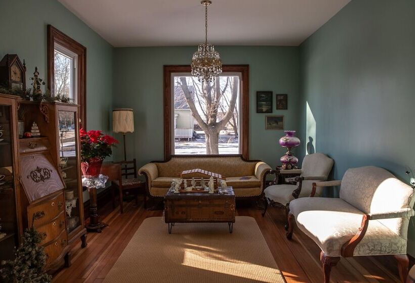 The Urstad House B&b