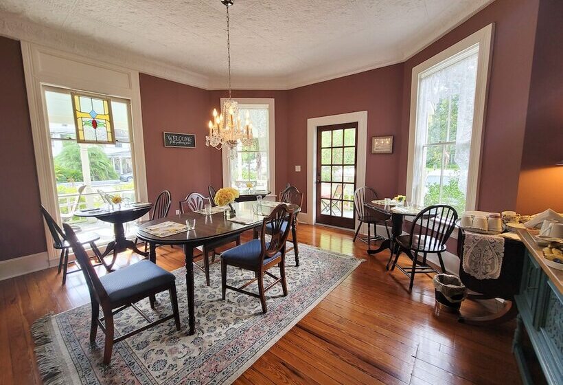 צימר Lady Clare Room At Camellia Rose Inn Downtown