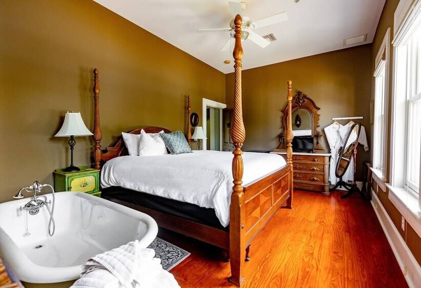 مبيت وإفطار Lady Clare Room At Camellia Rose Inn Downtown