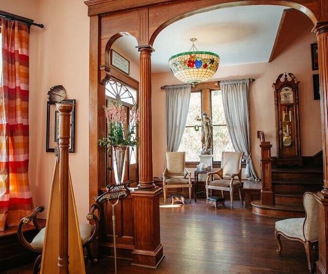 مبيت وإفطار Nine Columns