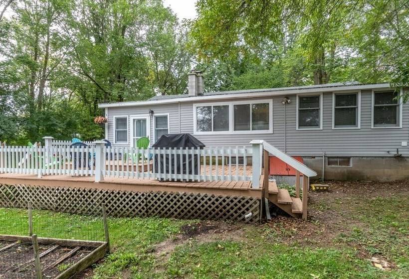 Cozy Colchester Cabin Near Lake By Redawning