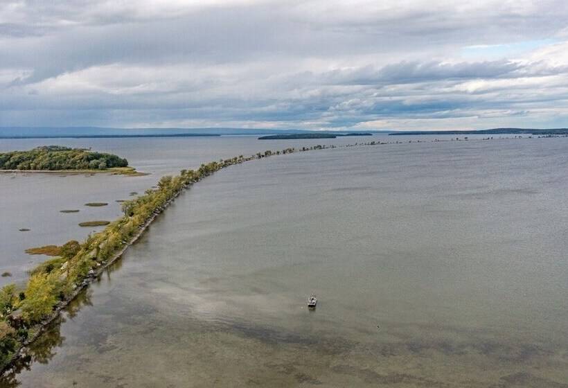 Cozy Colchester Cabin Near Lake By Redawning