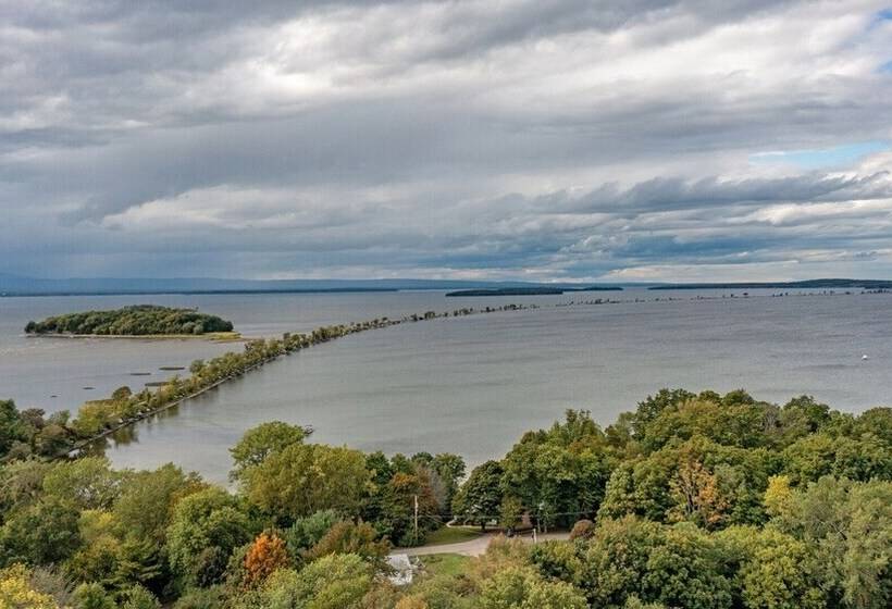 Cozy Colchester Cabin Near Lake By Redawning