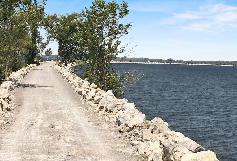 Cozy Colchester Cabin Near Lake By Redawning