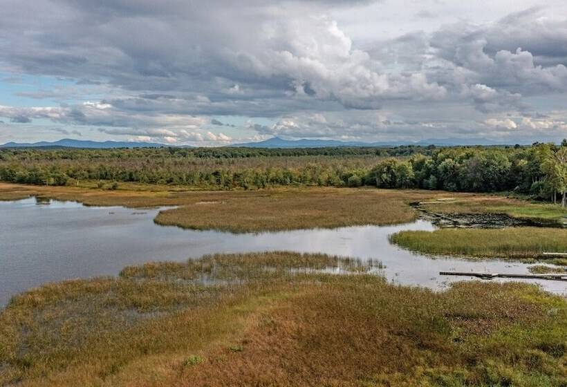 Cozy Colchester Cabin Near Lake By Redawning