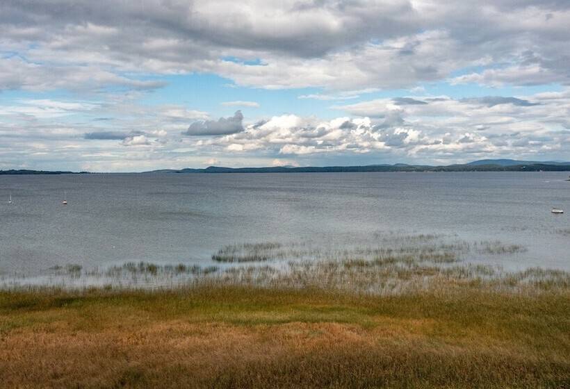 Cozy Colchester Cabin Near Lake By Redawning