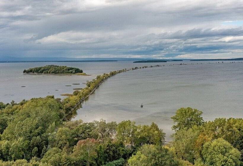 Cozy Colchester Cabin Near Lake By Redawning