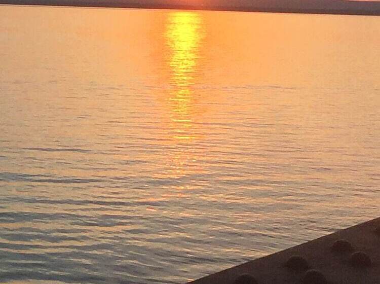 Cozy Colchester Cabin Near Lake By Redawning