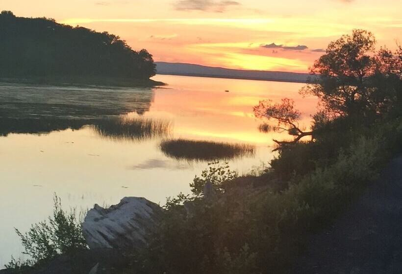 Cozy Colchester Cabin Near Lake By Redawning