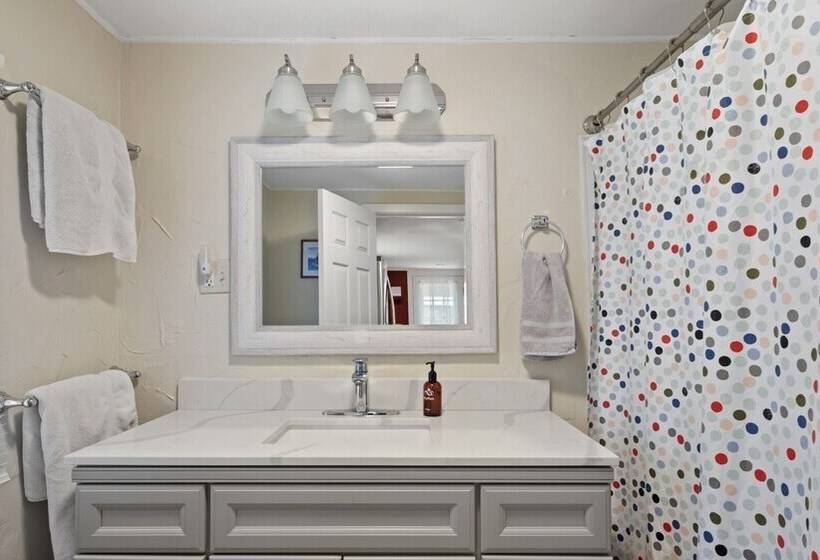 Cozy Colchester Cabin Near Lake By Redawning