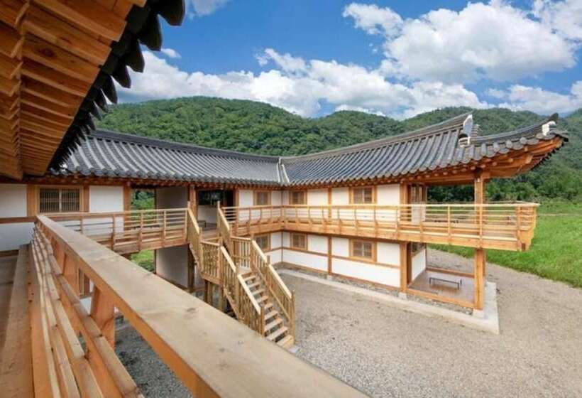 Gyeongju Gampo Byeolbit Hanok Pension