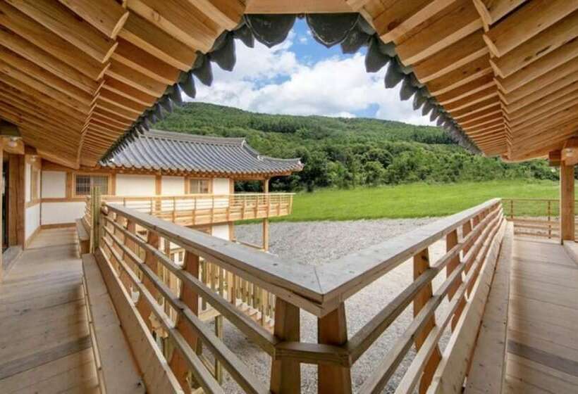 Gyeongju Gampo Byeolbit Hanok Pension
