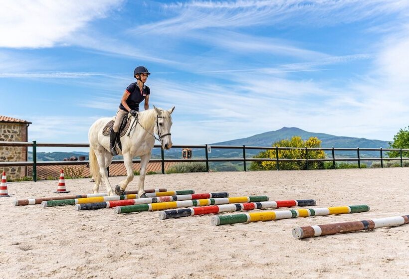 פונדק Podere Val D Orcia   Tuscany Equestrian