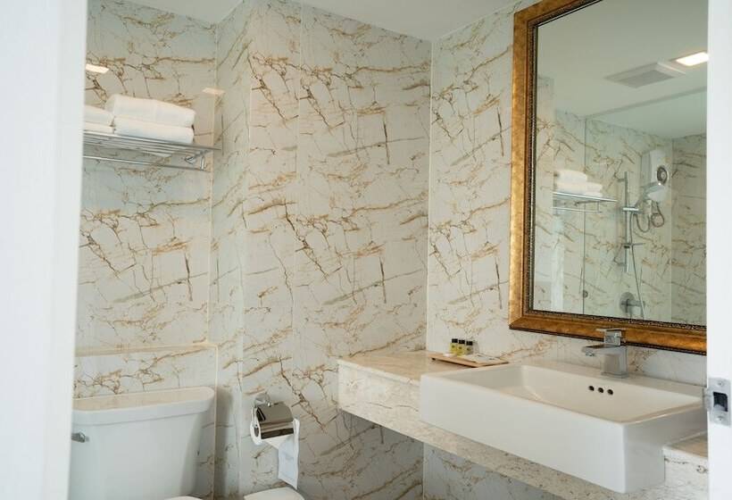 Отель B2 Phuket Premier