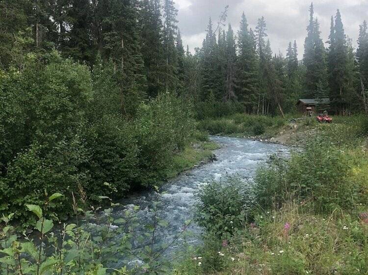 فندق Carlo Creek Cabins