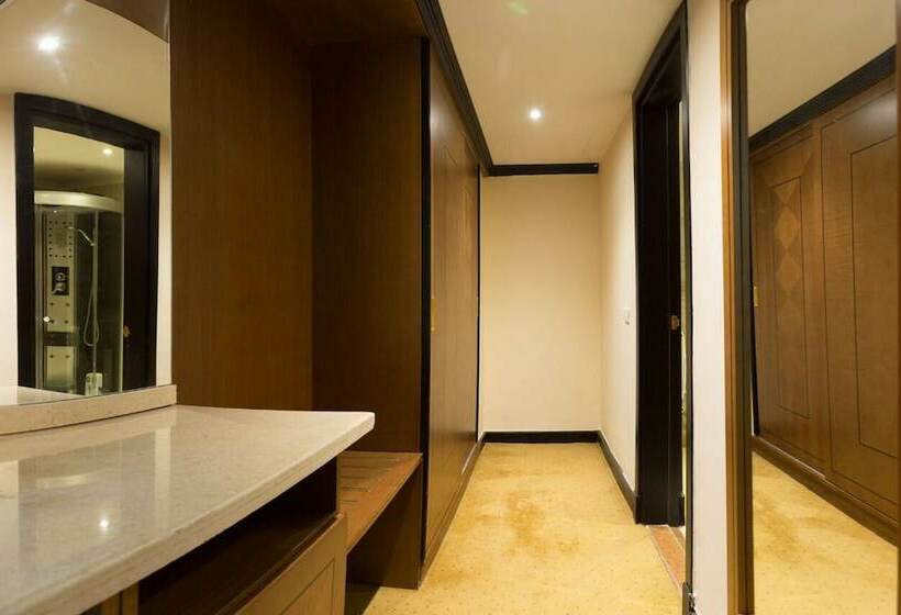 هتل Chain Luxe Paradise