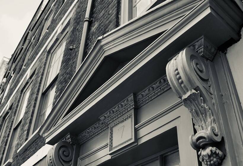 هتل Chateau Denmark London