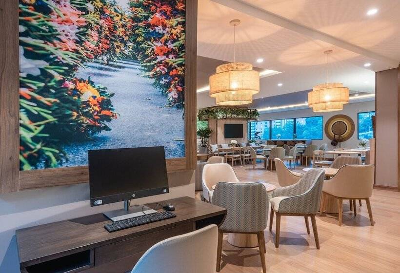 Отель Fairfield By Marriott Medellin Sabaneta