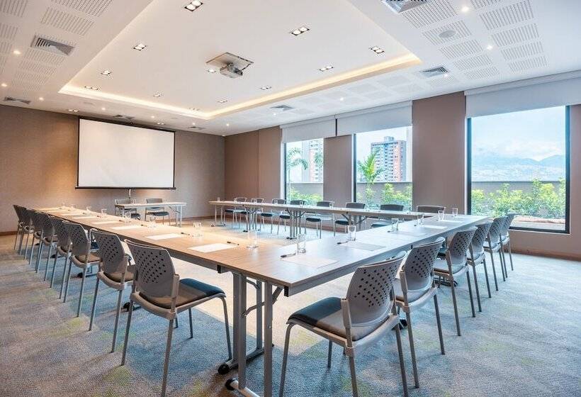 Отель Fairfield By Marriott Medellin Sabaneta