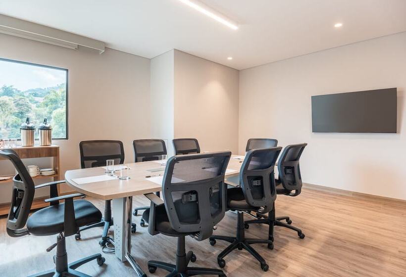 Отель Fairfield By Marriott Medellin Sabaneta