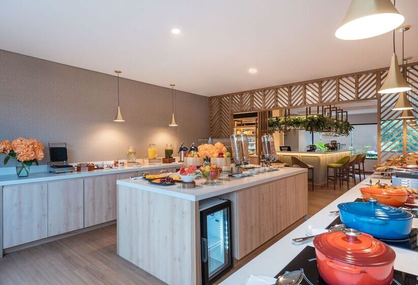 Отель Fairfield By Marriott Medellin Sabaneta