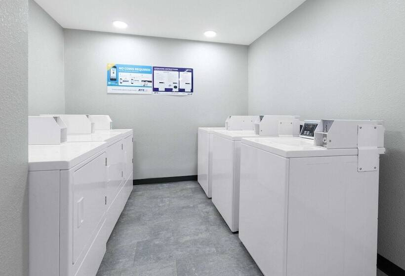 ホテル Hawthorn Extended Stay By Wyndham Wichita Airport