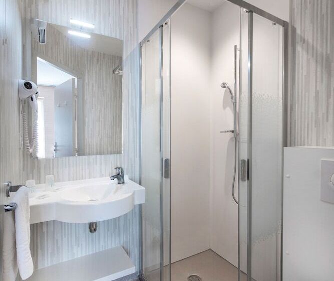 בית מלון כפרי L Hôtel Des Bains   Salles La Source