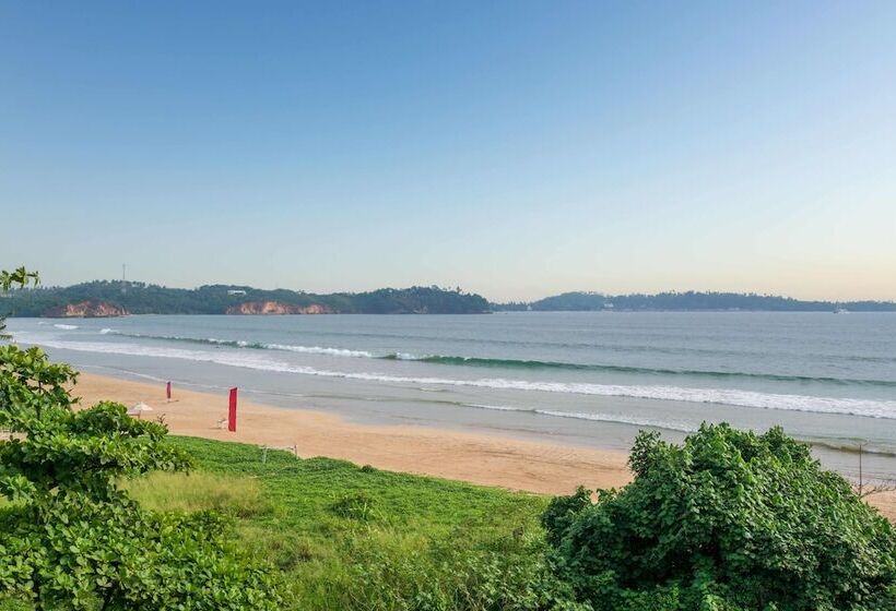 فندق Outpost Weligama Beachfront