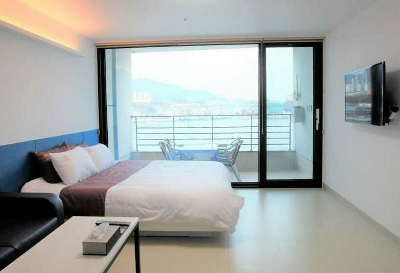 בית מלון כפרי Yeosu Yong Beach Tourist Hostel